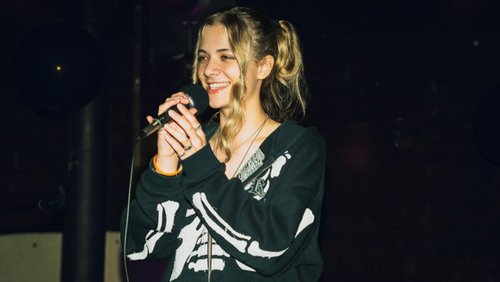 MusikTreffSauerland: Lea Bödefeld alias "Estellea", Singer-Songwriterin aus Arnsberg-Wennigloh
