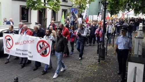 Rheinzeit: Demo gegen Rechts, Sigmar Gabriel besucht "action medeor"
