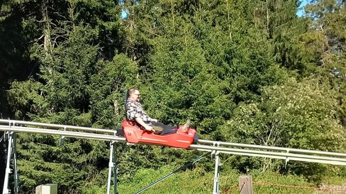 Die Nabel-Show: Ausflug zur Sommerrodelbahn auf der Wasserkuppe