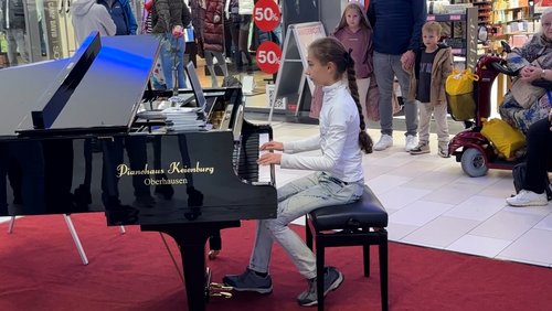 Verenice Heitsch: Live-Auftritt beim Public Piano in der Neutor Galerie Dinslaken