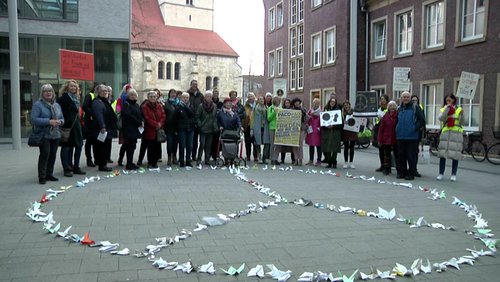 LOKAL TV: Junge Kunst gegen Rechts, Bundesverdienstkreuz für Hermann Fimpeler, "Equal Pay Day"-Demo