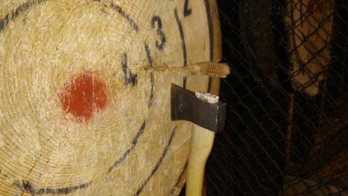 Welle-Rhein-Erft: Axtwerfen bei WoodCutter in Troisdorf