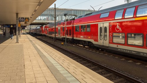 com.POTT: Die Deutsche Bahn - Soundcollage von Lara Ullmann