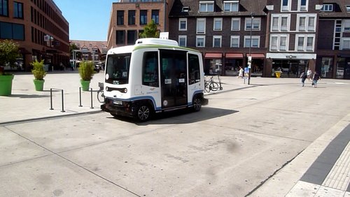 MNSTR.TV: Autonom fahrende Mini-Busse in Soest, Französische Nationalhymne, Ausstellung "getekend"