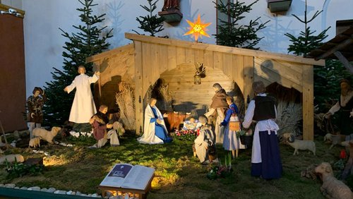 Menschen in der Kirche 2.0: Weihnachtskrippe in der St. Suitbertus-Basilika in Düsseldorf