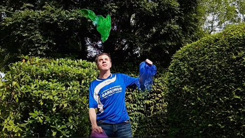 Jonglieren im Garten mit drei Tüchern