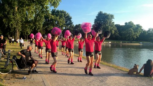 Die männliche Cheerleading-Gruppe "Pink Poms" aus Köln