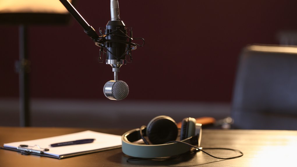 Podcast-Studio mit Equipment: Studiomikrofon, Kopfhörer und Skript-Notizen für professionelle Audioaufnahmen