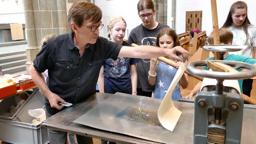 Drucktechnik von Künstler Paul Egidius mit Schülern