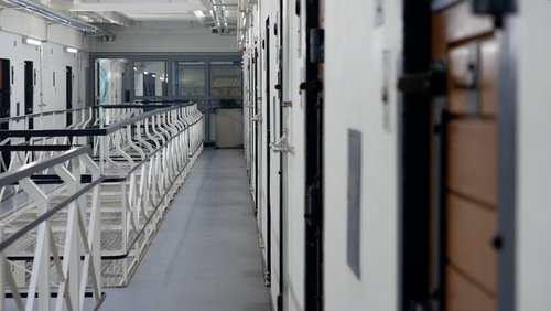 Nahaufnahme: Hinter Gittern – Zwischen Hoffnung und Realität