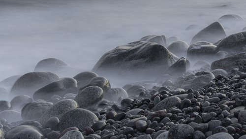 Der Nebel lichtet sich über dem Ligurischen Meer
