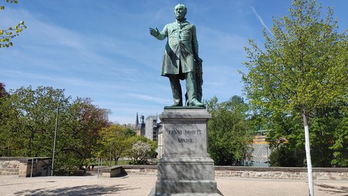 Hier und Jetzt: Die Leiden des jungen Werther, Im Westen nichts Neues, Denkmäler in Bonn