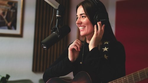 Unpluqqed: SiNA, Singer-Songwriterin aus Münster