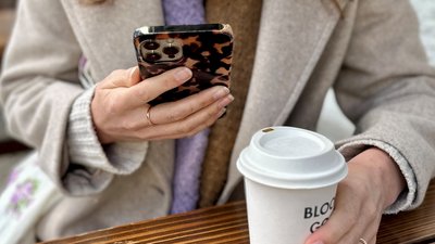 Hier und Jetzt: Nicht-binär und Schauspielerin, The Offline Club