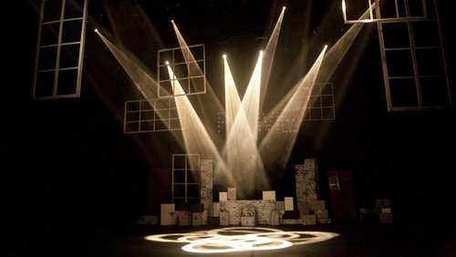 Künstlerporträt: Schüler-Theatergruppe setzt Brecht-Stück um, Mut und Angst in der Schule