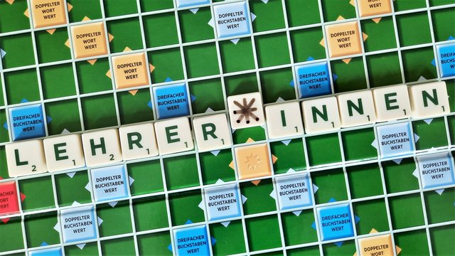 Gendersternchen mit Buchstaben beim Scrabble