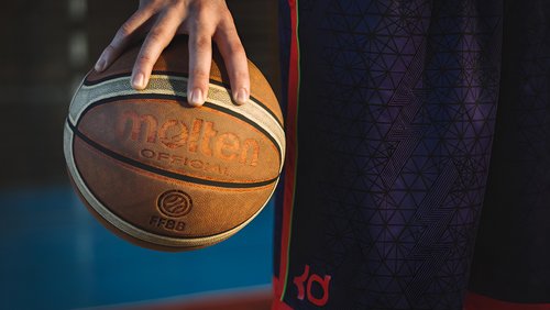 Hier und Jetzt: Telekom Baskets Bonn, Kleinkunsttheater "Haus der Springmaus", Theaterprogramm in Bonn