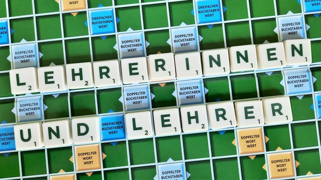 Gendern mit Doppelnennung - Buchstaben beim Scrabble-Spiel