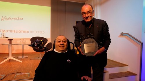 Danke-Skulptur für Robert Menasse, Schriftsteller aus Österreich