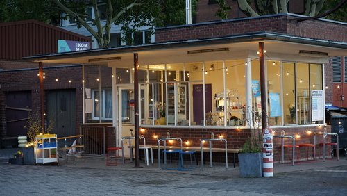 Hier und Jetzt: Zykluswissen, Inklusives Yoga - Teil 2, Klimaneutrales Café in Köln-Mülheim