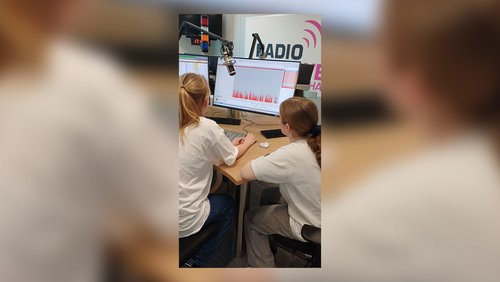 16 Uhr — Zeit für die Show von Sina und Frieda!