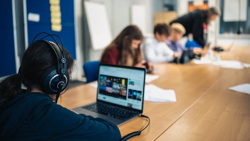 Die Musikdetektive: Musik-News, Fußball-Hymnen