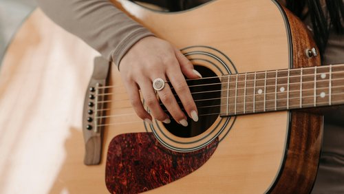 Behind the Lyrics: "History of Man" von Maisie Peters