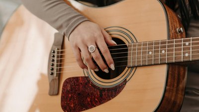 Behind the Lyrics: "History of Man" von Maisie Peters