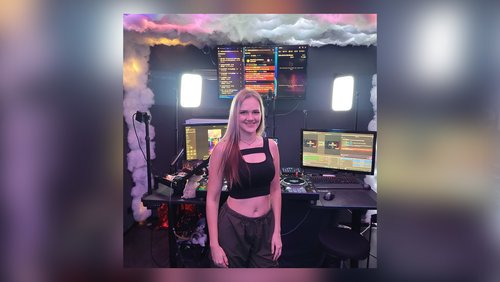 Nicola alias "Colaway", Content Creatorin und DJane