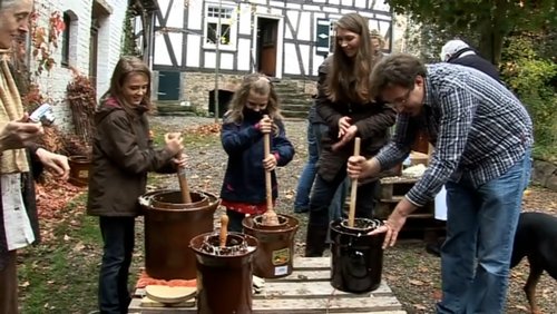 BergTV: Sauerkrautstampfen nach alter Tradition