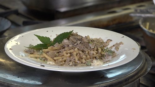 Eifel. Land. Leute - Dinkelspätzle mit Knollenpilz und Camembert