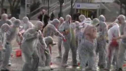 Flurfunk: "Farbschlacht" auf dem Friedensplatz in Dortmund