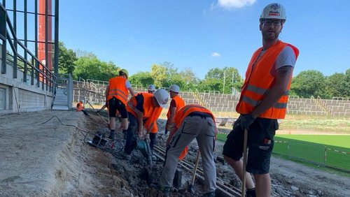 KREFELD MIX: Grotenburg Supporters, Gedenktag für Drogentote, Kindertafel Krefeld