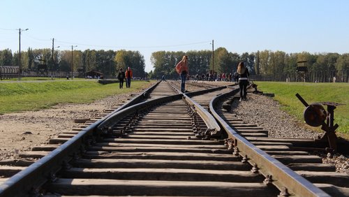 antenne antifa: KZ Auschwitz – Robert Thalheim und Daniela Wakonigg im Interview