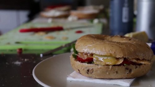 MNSTR.TV: Fahrradversteigerung am Hauptbahnhof, "Teilchen & Beschleuniger" - Bagel-Café