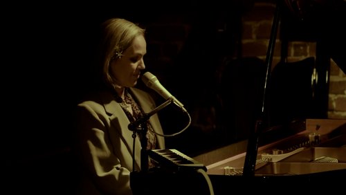 Neulich im Red Horn District: Woman Power in Jazz - San Glaser, Sängerin und Pianistin