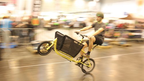 Von Rädern: "Fahrrad Essen" – Fahrräder auf der Messe, Lastenrad-Rennen