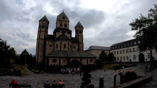 Mark geht wandern: Benediktinerabtei Maria Laach in Glees