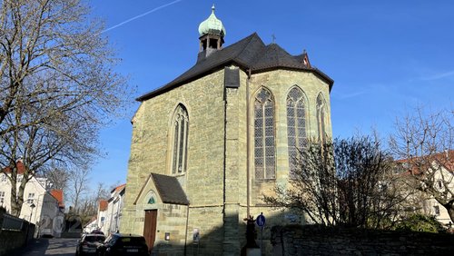 Der Künstler Fritz Risken in seinem Atelier in der Brunsteinkapelle