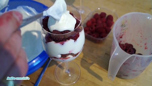 AnDo macht's: Himbeer-Creme-Dessert in Schichten