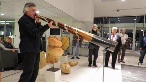 BergTV: Georg Becker stellt Holzskulpturen im Autohaus aus