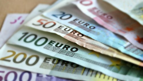 Neue 100-Euro- und 200-Euro-Scheine bei der Bundesbank in Essen