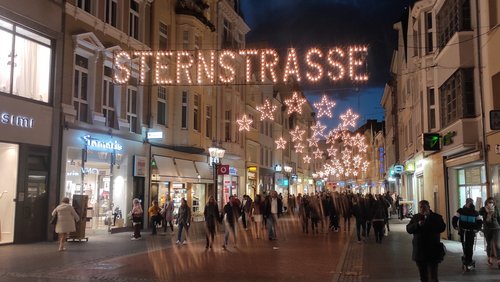 Hier und Jetzt: Einfluss der Internetznutzung aufs Leseverhalten, Weihnachtsmarkt, Musik beim Sport