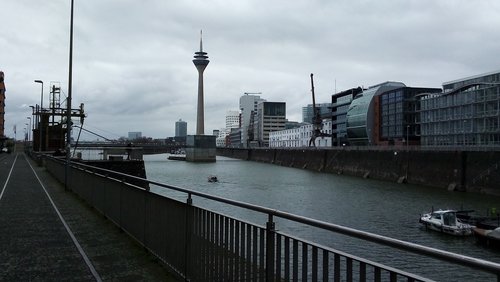 Neues aus der Literaturstadt Düsseldorf: Dragica Schröder, Dichterin und Barbara Steuten, Autorin