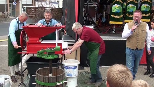 Weinkelterung auf dem Weinfest in Bonn-Lengsdorf