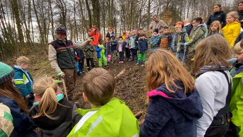 Die Ranger Story: Start im Schulwald Bielefeld - Grundschüler pflanzen Bäume
