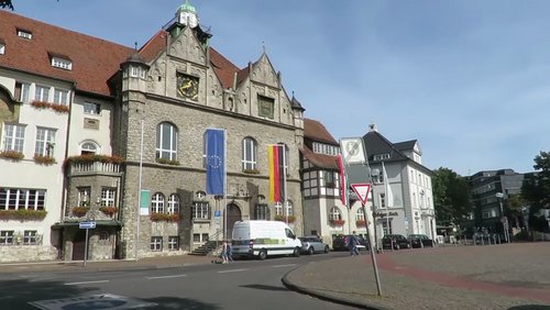 Barrierefrei in Bergisch Gladbach: Neuer Aufzug fürs alte Rathaus