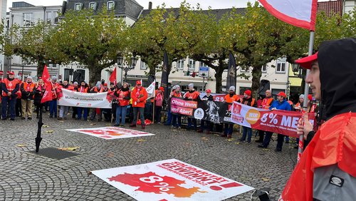 Warnstreik in Krefeld - Beschäftigte der Metall-Elektroindustrie gehen auf die Straße