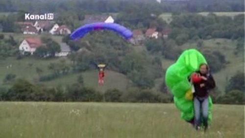 Bielefelder Monatspalette: Fallschirmspringen, Tanz um den Hexenkessel