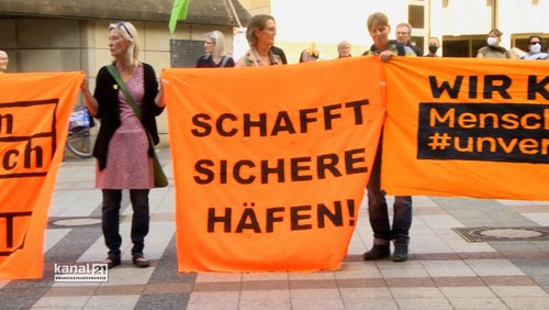 Menschenkette für Menschenrechte - Demonstration für Seenotrettung in Bielefeld